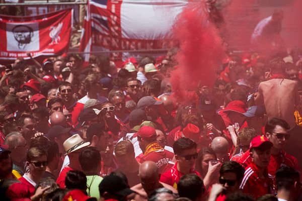 Madrid se llena de hinchas con los colores del Liverpool y el Tottenham