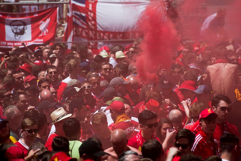 Final de la Champions | Madrid se llena de hinchas con los colores del Liverpool y el Tottenham - RTVE.es | Ver