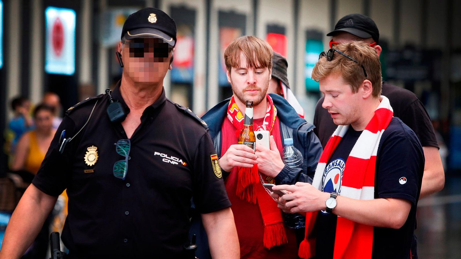 Cinco hinchas británicos detenidos por altercados que dejan un policía herido | Ver