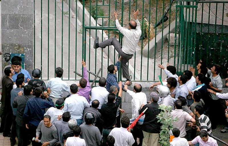 Las calles de Teherán están siendo testigos de intensos enfrentamientos entre partidarios del presidente Ahmadineyad y seguidores de Mousaví, líder de la oposición.