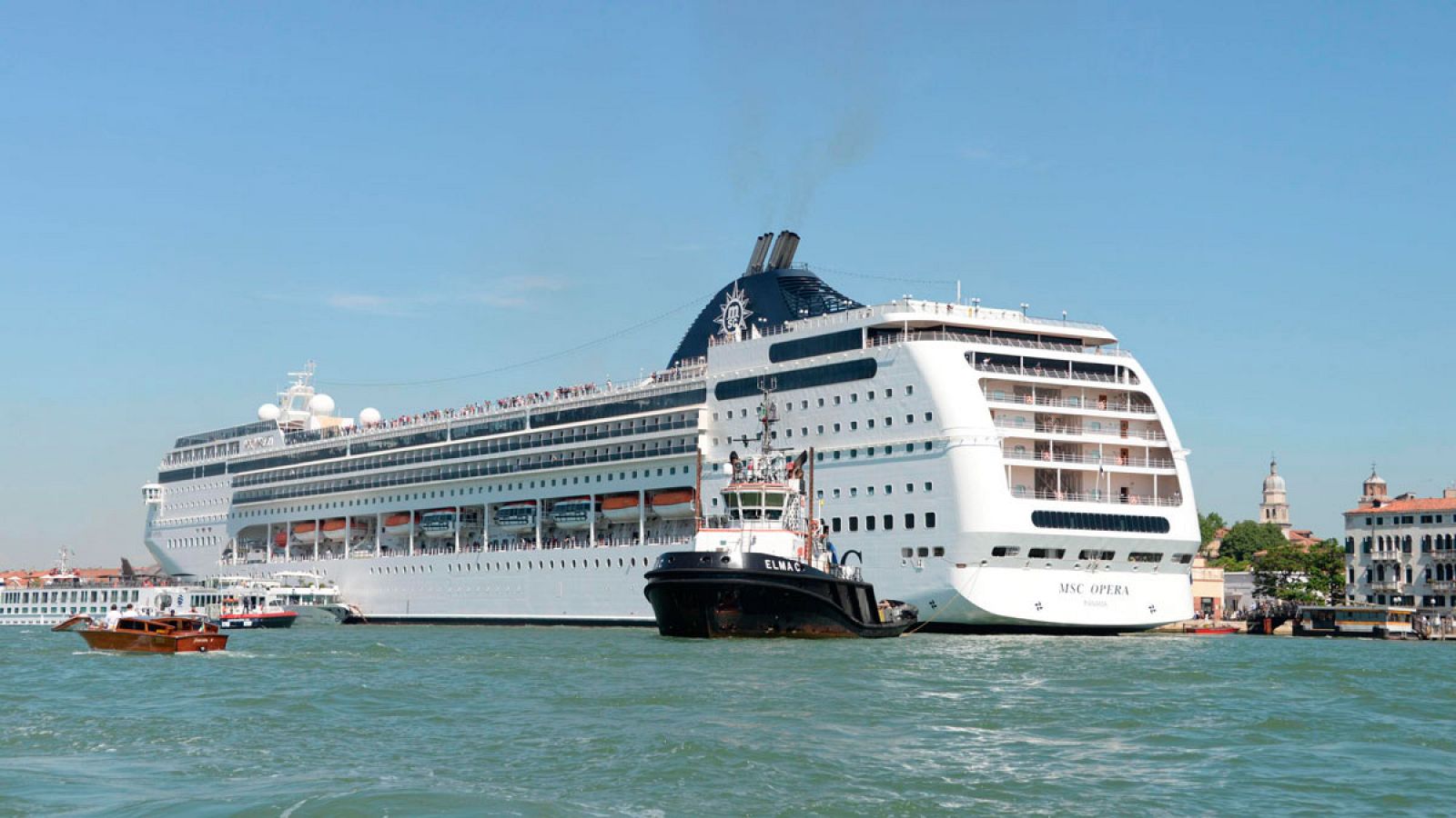 Telediario 1: Un crucero choca contra un muelle y un barco turístico en un canal de Venecia | RTVE Play