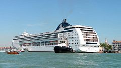 Un crucero choca contra un muelle y un barco turístico en un canal de Venecia