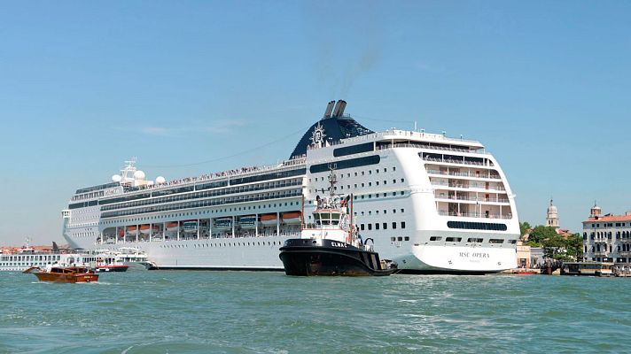 Telediario 1 - Un crucero choca contra un muelle y un barco turístico en un canal de Venecia