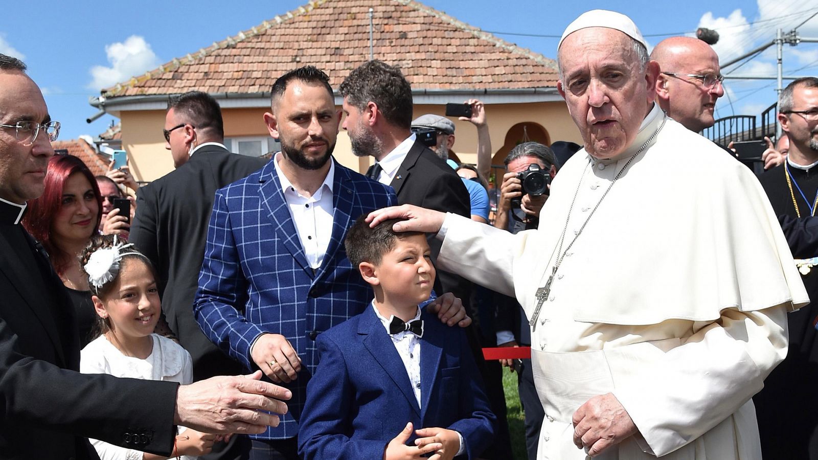 Telediario 1: El papa concluye su visita a Rumanía en el barrio Barbu Lautaru de Blaj, habitado en su mayoría por personas de etnia gitana | RTVE Play