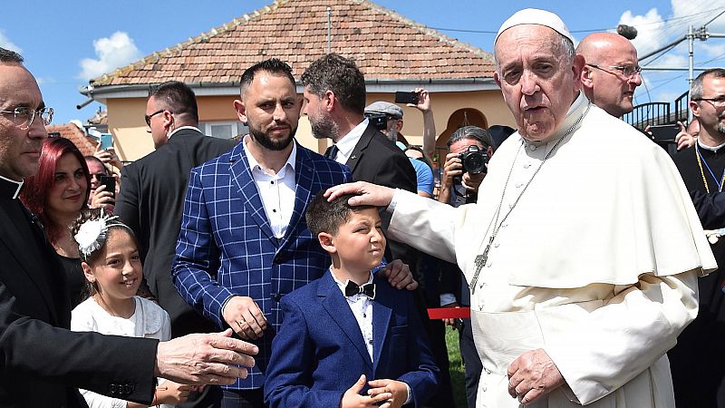 El papa concluye su visita a Rumanía en el barrio Barbu Lautaru de Blaj, habitado en su mayoría por personas de etnia gitana