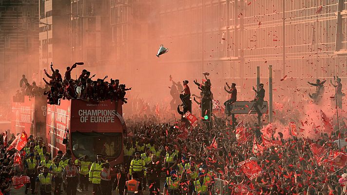 Telediario 1 - El Liverpool se da un baño de multitudes