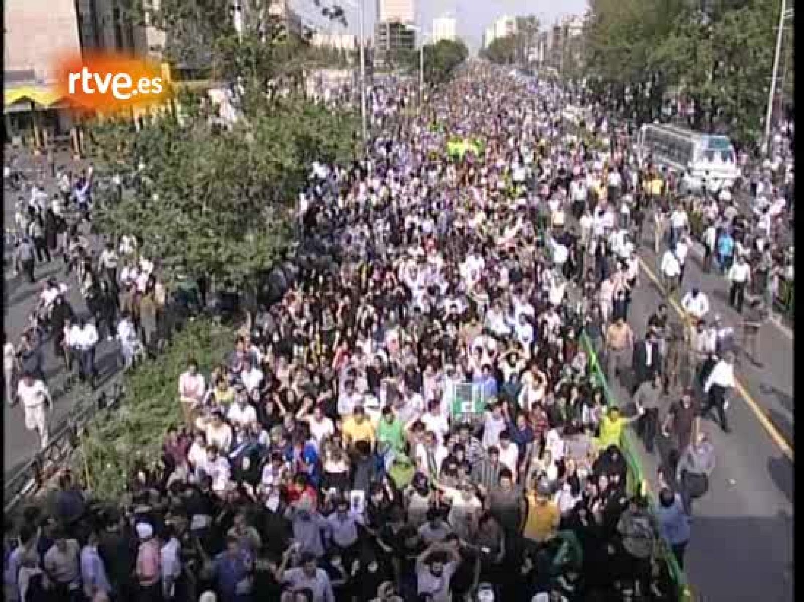Cientos de miles de iraníes arropan a Mousaví en la capital del país | Ver