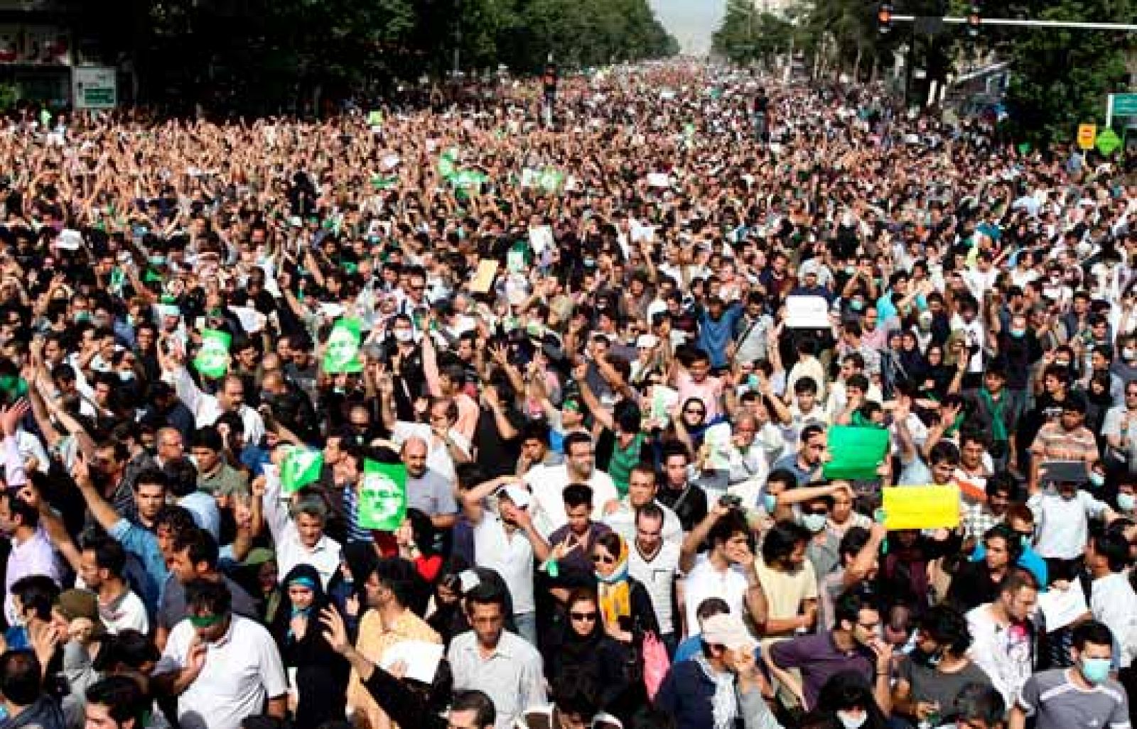 Los seguidores del líder reformista iraní Mousaví toman las calles de Teherán | Ver