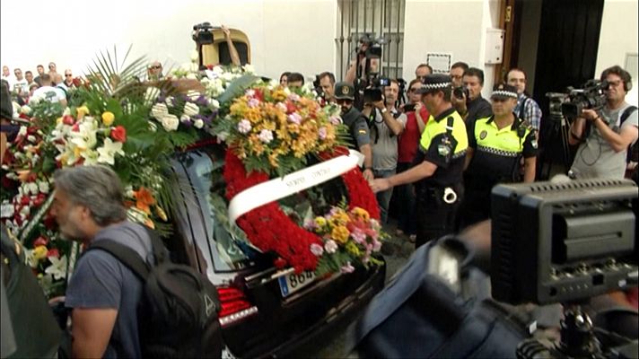 Emotiva llegada del féretro de José Antonio Reyes al funeral en Utrera