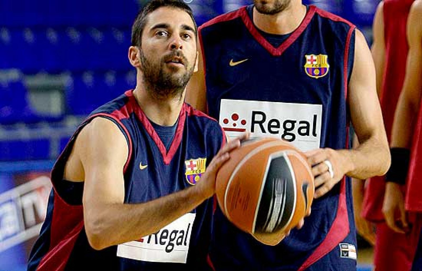 Juan Carlos Navarro, actual jugador del Regal Barcelona, ha elogiado la consecución del anillo de oro de Pau Gasol con los Lakes.