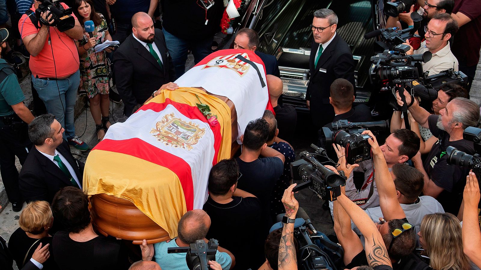 Muere Reyes | Utrera se vuelca en el último adiós a Reyes - RTVE.es | Ver