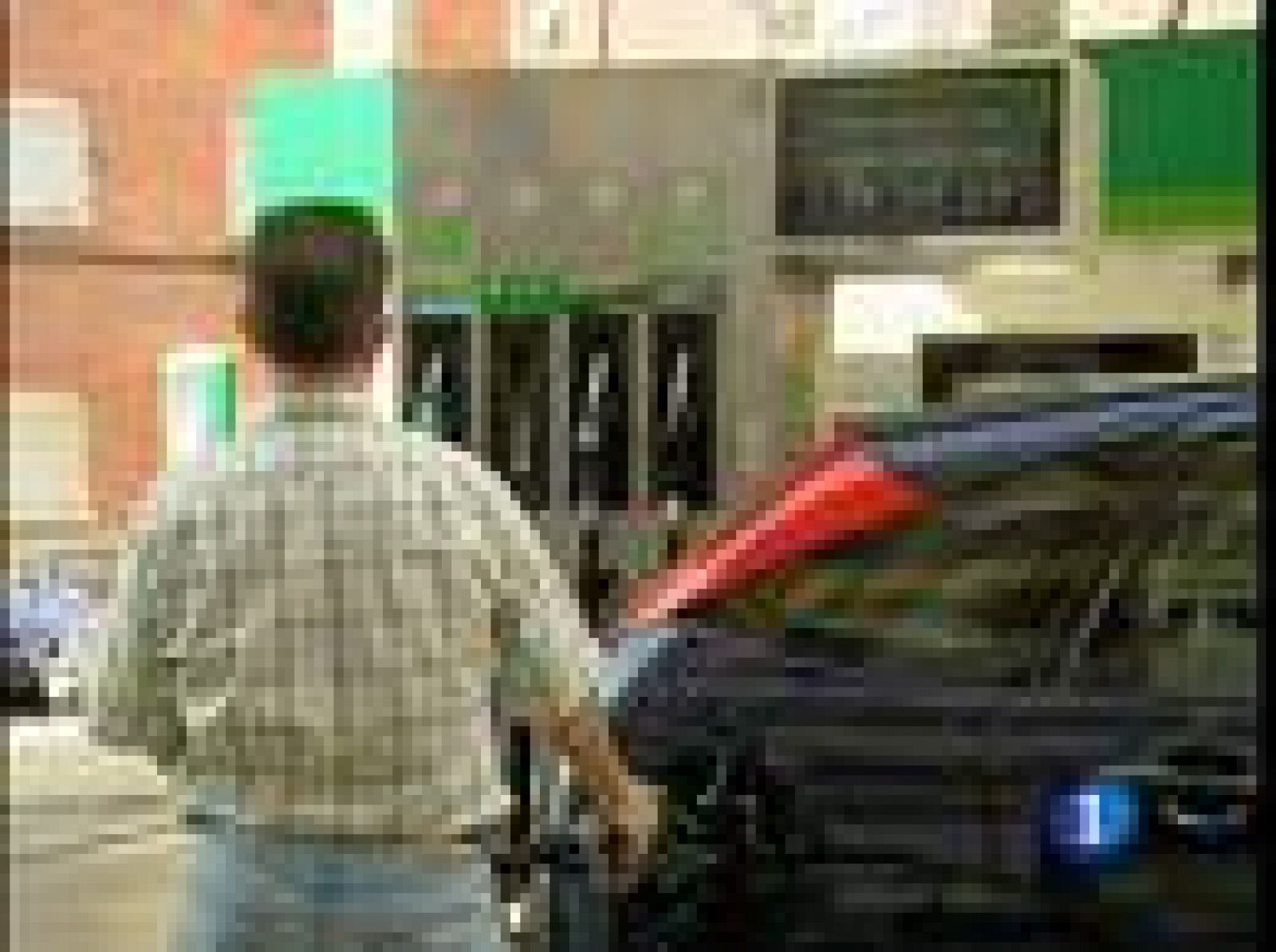 Únicamente excluye subir el IVA. Mientras, en la calle ya se nota la subida de las gasolinas. La mayor parte de las estaciones de servicio ya han aplicado los tres céntimos de incremento.