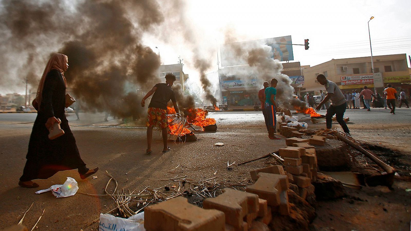 Telediario 1: Al menos 13 personas han muerto en el desalojo de la acampada de protesta en Jartum | RTVE Play