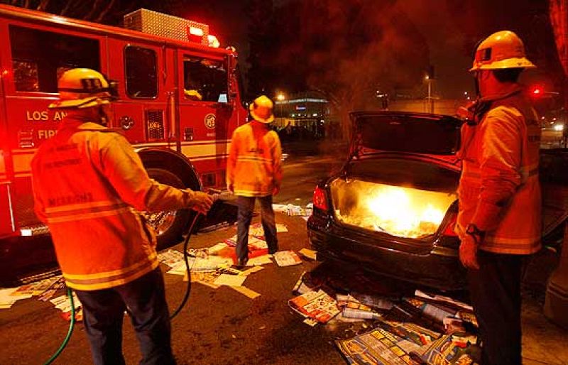 Algunos aficionados de los Lakers han celebrado la victoria de su equipo destrozando todo lo que encontraban en su camino.