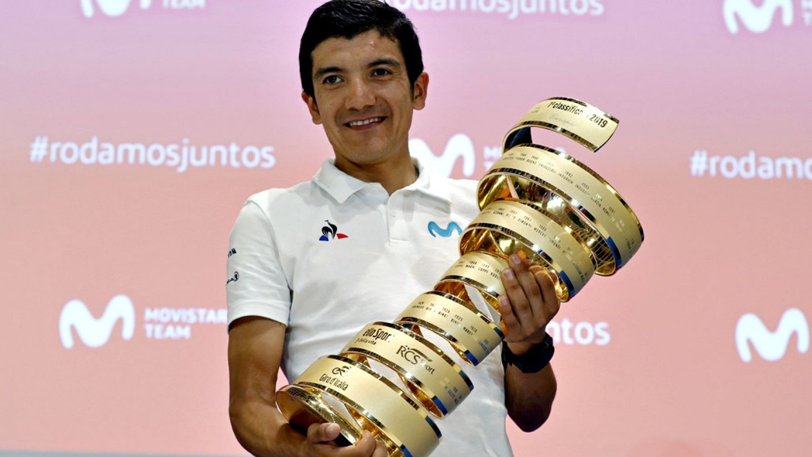 El flamantre vencedor del Giro de Italia 2019 deja la puerta abierta respecto a su futuro en el equipo español Movistar Team.