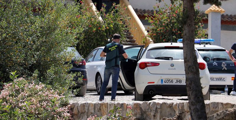 La Guardia Civil investiga en Iznájar, en Córdoba, la muerte de un matrimonio por disparos de escopeta. Un hijo de la pareja encontró los dos cadáveres en el domicilio familiar. Todo apunta a que se trata de un nuevo caso de violencia de genero.