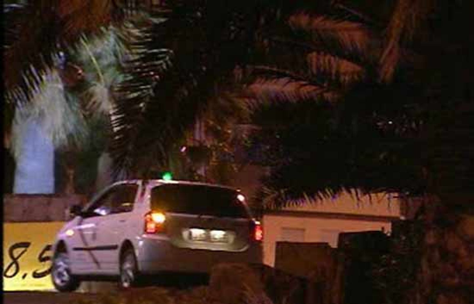 Una mujer de 55 años ha muerto apuñalada presuntamente por su ex marido en el parking de un centro comercial de Las Palmas de Gran Canaria. El agresor, que ha tratado quitarse la vida tomando barbitúricos, ha sido detenido. Aunque existía denuncia por malos tratos por parte de la víctima, no había orden de alejamiento. (15/06/09).