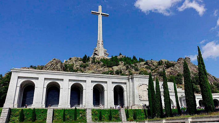 El pulso entre el Gobierno y los contrarios a la exhumación alarga casi un año la salida de Franco del Valle de los Caídos