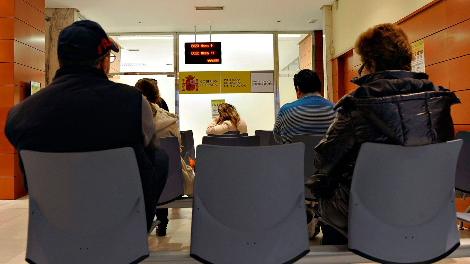 El paro baja hasta su mejor dato en mayo en una década