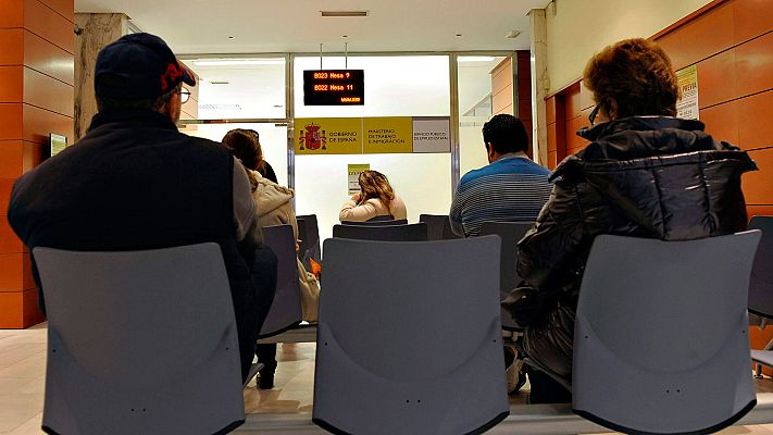 Telediario 1 - El paro baja hasta su mejor dato en mayo en una década