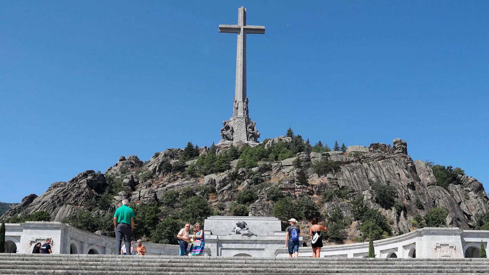 El Gobierno retrasa sus planes para exhumar a Franco tras la suspensión cautelar del Supremo