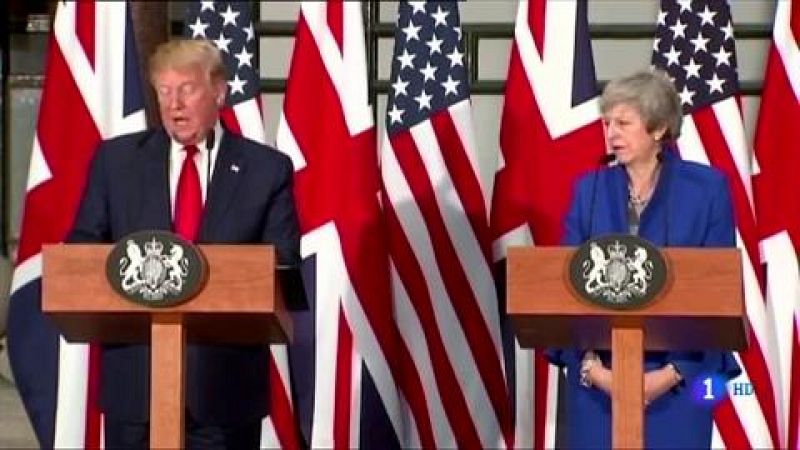 Miles de personas gritan a Trump en Londres que "no es bienvenido" mientras él califica la protesta como "fake news"