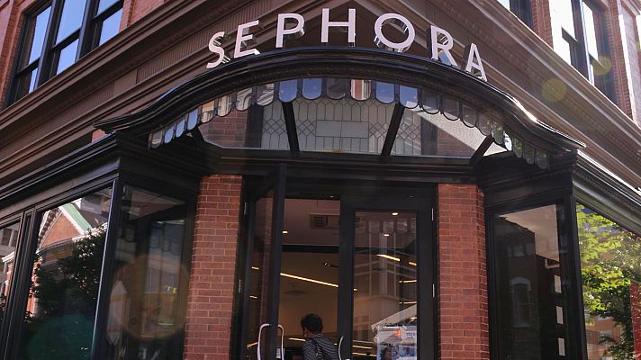 Telediario 1 - Sephora cierra sus tiendas en EE.UU. para instruir a sus empleados contra el racismo tras el incidente con la cantante SZA