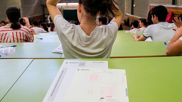 Telediario 1 - Oleada de protestas por el examen de selectividad de Matemáticas II en la Comunidad Valenciana