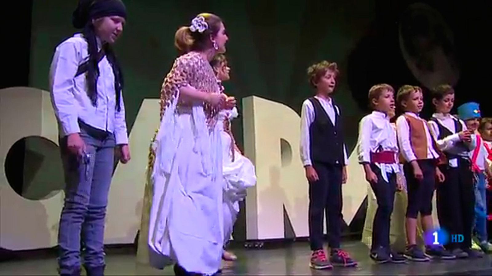 Cantantes profesionales y niños interpretan la ópera 'Carmen', de Bizet