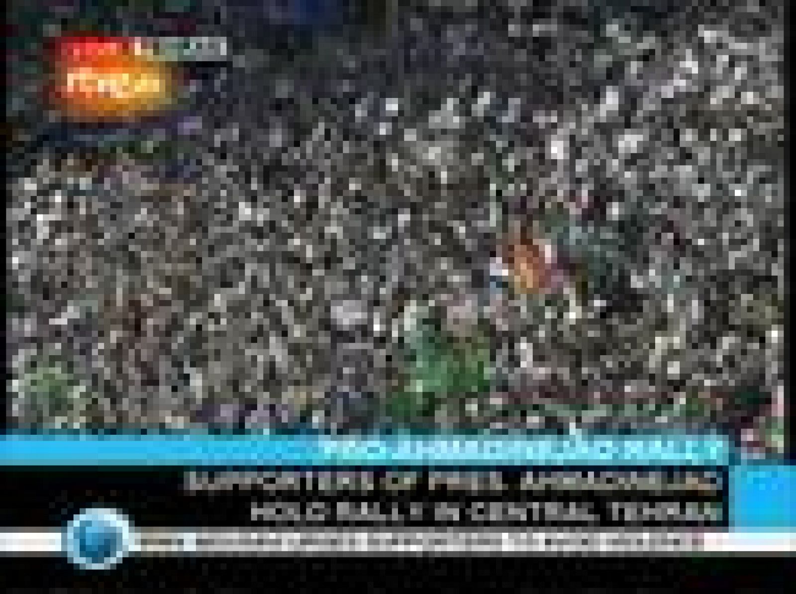 Miles de partidarios de Ahmadineyad se concentran en las calles de Teherán en apoyo al presidente, según las primas imágenes difundidas por la televisión pública iraní. Mousaví ha pedido a sus partidarios que se queden en casa para "salvar vidas".