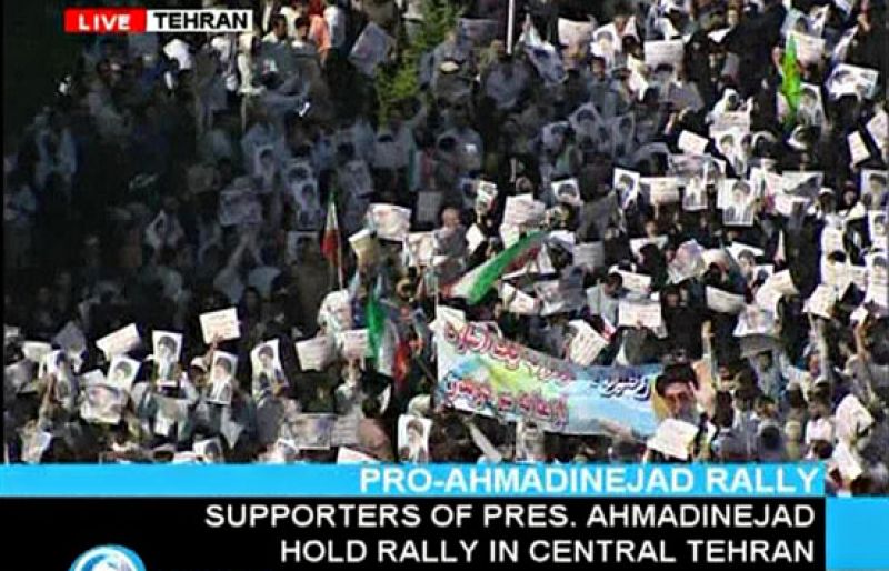  Miles de partidarios de Ahmadineyad se concentran en las calles de Teherán en apoyo al presidente, según las primas imágenes difundidas por la televisión pública iraní. Mousaví ha pedido a sus partidarios que se queden en casa para "salvar vidas". 