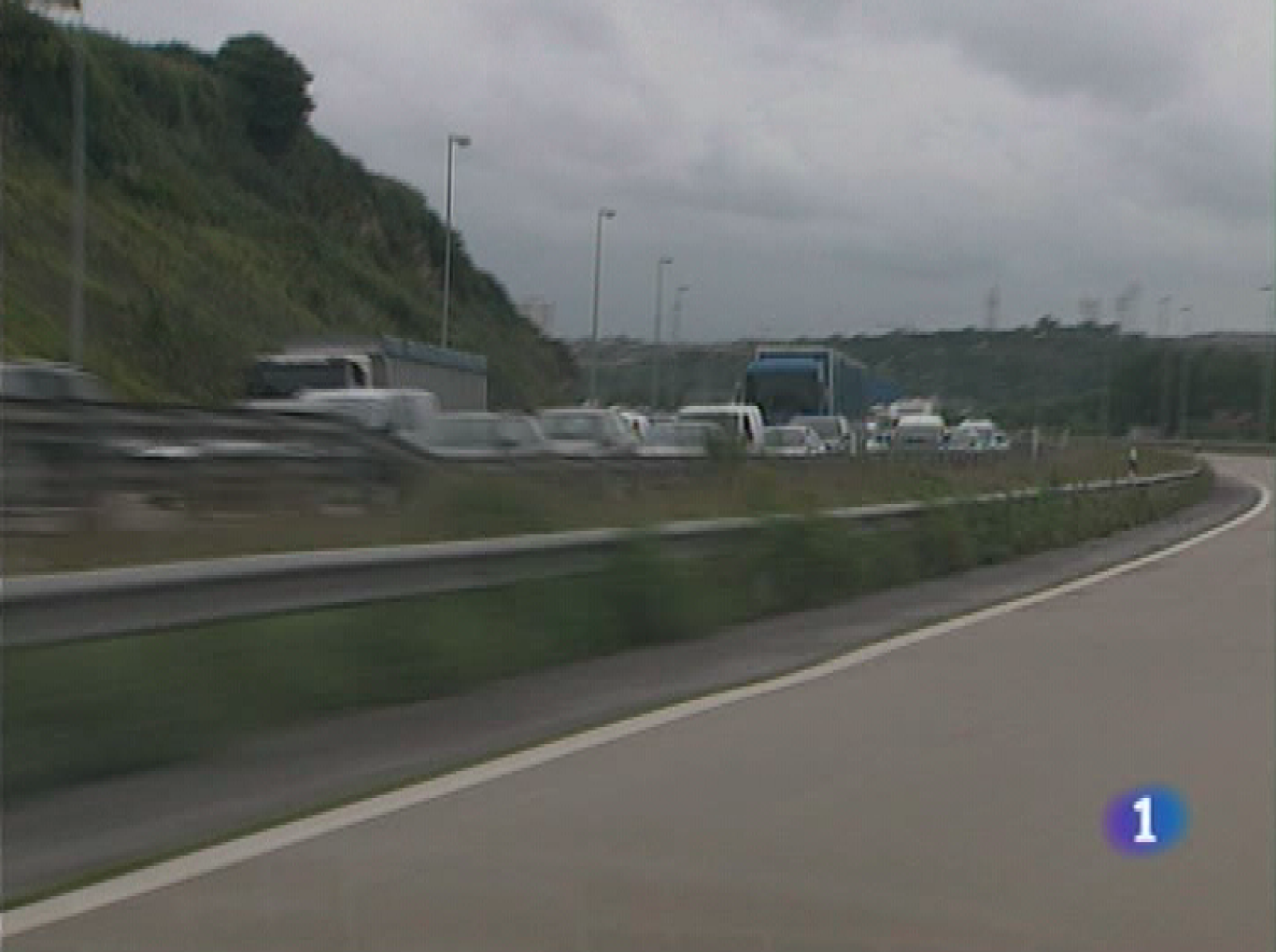  Obras en el pavimento provocan retenciones de más de diez kilómetros en la autopista que une Oviedo con Gijón y Avilés. Fuerte malestar entre los numerosos automovilistas que llegaron tarde al trabajo o perdieron el avión.El presidente del Principado reconoció esta mañana que los precios de Iberia en Asturias son abusivos. Fue contestando al gerente de la empresa gijonesa Zitrón, que pidió a Vicente Álvarez Areces mejores comunicaciones con Madrid. Luto en el rock asturiano. José Ramón Ordóñez, cantante del grupo Los Stukas, fallece a los sesenta y un años, tras una larga lucha contra una enfermedad degenerativa. 