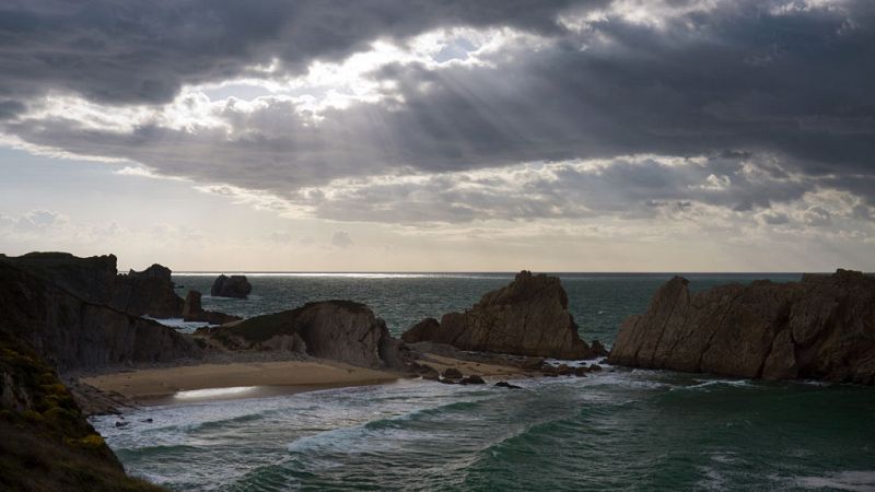 Descenso de temperaturas en el norte peninsular y precipitaciones localmente fuertes - Ver ahora