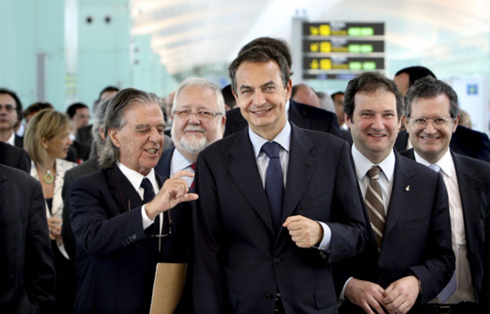  Con esta terminal la capital catalana se sitúa en el grupo de las 30 ciudades del mundo con más pasajeros. En la inauguración, el presidente del Gobierno ha puesto esta terminal como ejemplo de modernidad y también ha hablado del nuevo acuerdo sobre financiación autonómica, dice que se va a cerrar muy pronto.