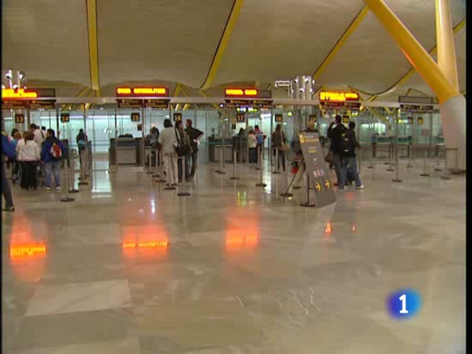 El juez evita la repatriación de un menor que llegó a Barajas sin visado | Ver