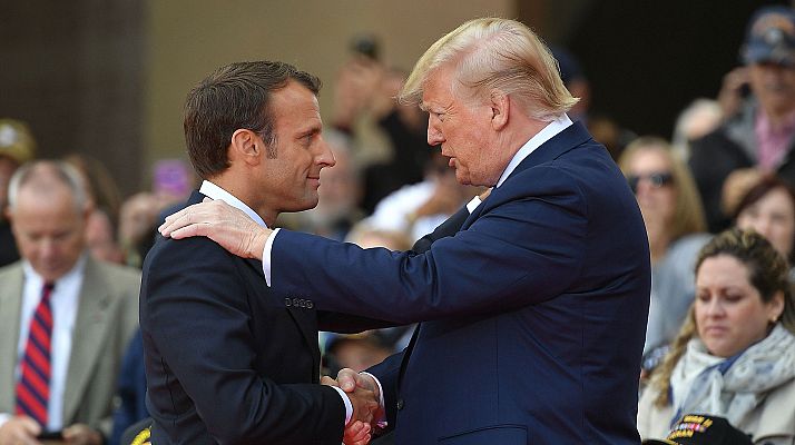 Abrazo entre Macron y Trump en Normandía