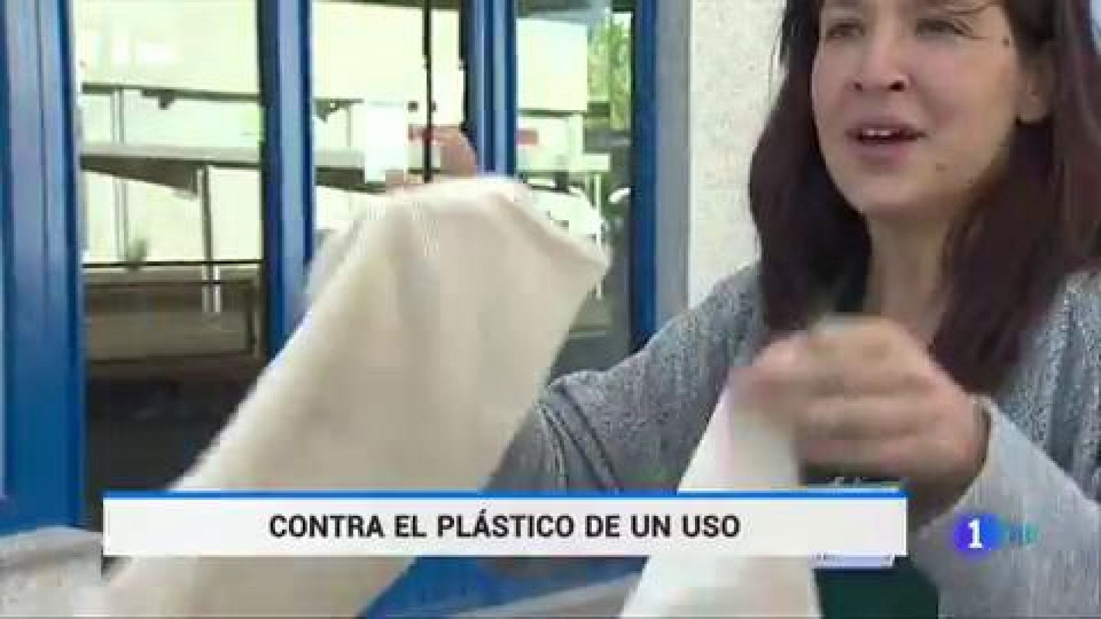 Según un estudio de investigadores canadienses, la contaminación de los océanos por microplásticos afecta directamente al ser humano. Al año, una persona consume hasta 120.000 partículas de microplásticos disueltas en la comida y el agua.