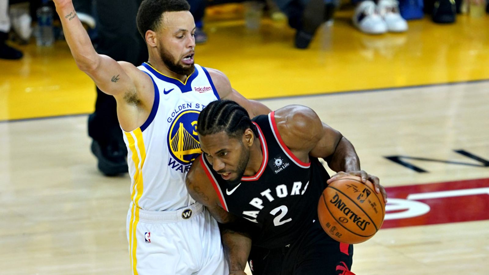 El alero Kawhi Leonard, con 30 puntos, ha encabezado el ataque de los Raptors de Toronto que se han impuesto de visitantes por 109-123 a los diezmados Warriors de Golden State en el Tercer Partido de las Finales de la NBA y se han puesto con ventaja 