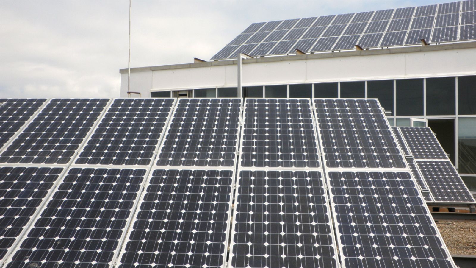 La Mañana - Piden que no les coloquen placas solares delante de sus casas