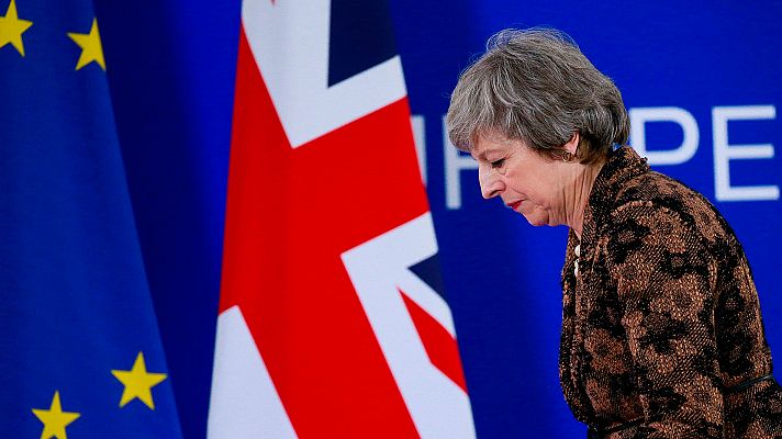 Theresa May dimite devorada por el 'Brexit'