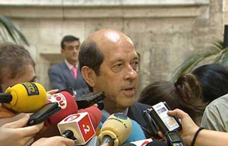 Fernando Llorente, presidente del Valencia, ha dicho que se tomarán tiempo para decidir el futuro de Villa.