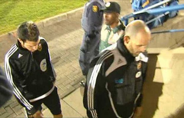  - Dura entrada de Xabi a Cesc