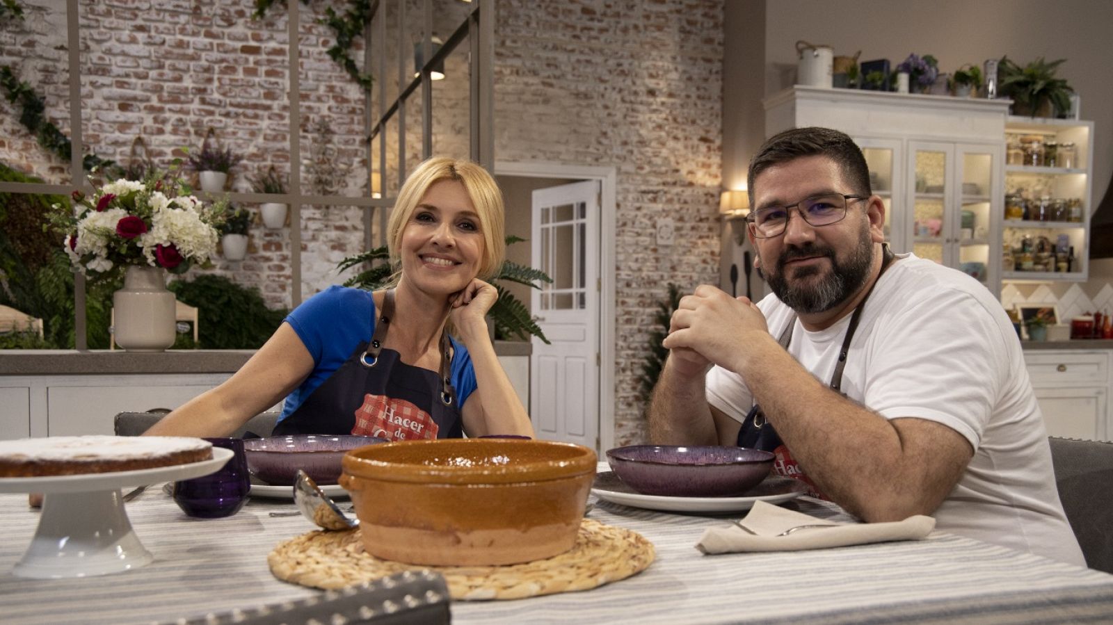 Hacer de comer: Carillas con arroz y tarta de Santiago | RTVE Play