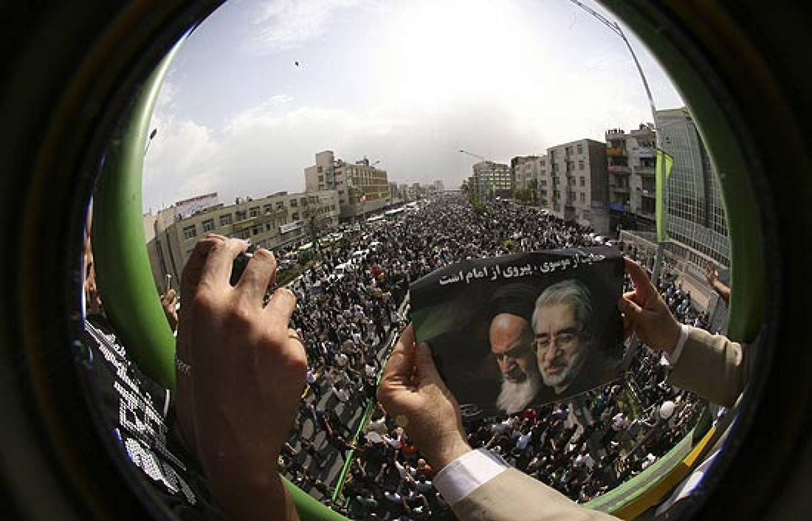  Los opositores y los partidarios del presidente irnaí Mahmud Ahmadineyad mantienen un pulso en las calles de Teherán desde las elecciones. Frente a la censura del régimen, los reformistas intentan dar su testimonio mediante los teléfonos móviles y redes sociales. 