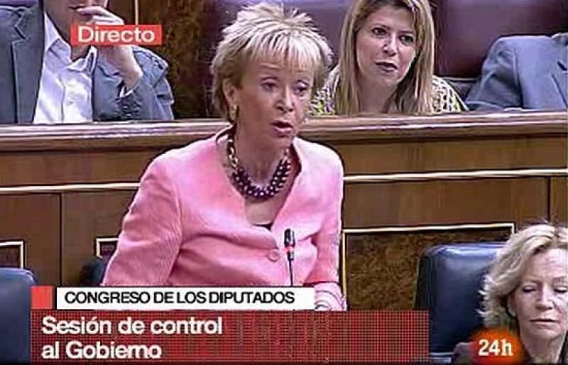 La vicepresidenta primera del Gobierno, María Teresa Fernández de la Vega, y la portavoz parlamentaria del PP, Soraya Sáenz de Santamaría, han mantenido un enfrentamiento en el Congreso de los Diputados a cuenta de la subida de impuestos y de la cris