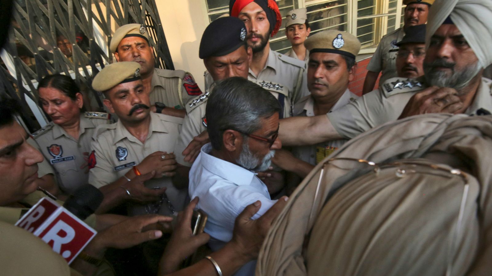 India: Condenan a cadena perpetua a tres hombres por violar y asesinar a una niña - RTVE.es