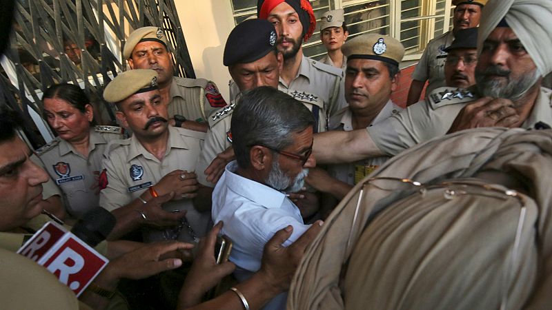 Condenan a cadena perpetua a tres hombres por violar y asesinar a una niña en India