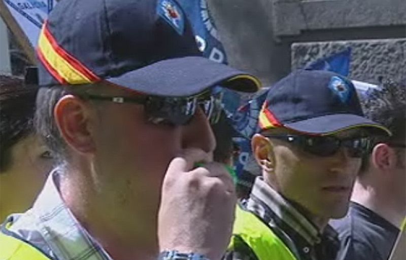 Policías locales se manifiestan por la jubilación a los 60 años