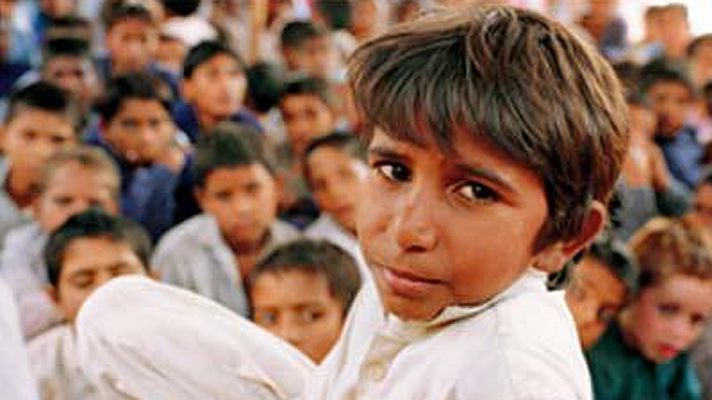  - Iqbal Masih fue cedido a un fabricante de alfombras por su padre con 4 años a cambio de 9 euros