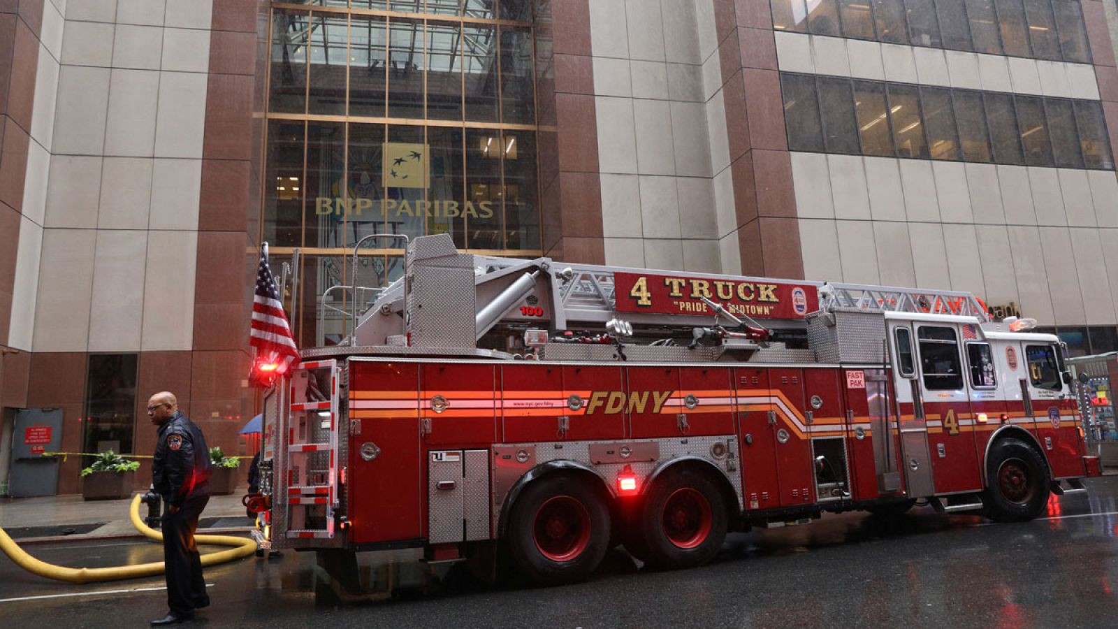 El piloto de un helicóptero muere al estrellarse al intentar un aterrizaje de emergencia en una azotea de Nueva York